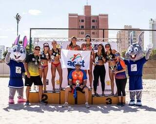 Ana Beatriz com o título de campeã do Brasileiro Interclubes sub-19 (Foto: Divulgação)