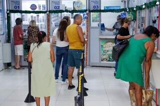 Fila de apostadores em lotérica de Campo Grande (Foto: Juliano Almeida)