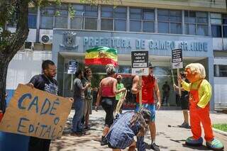 Artistas durante manifestação por lançamento de editais em frente à Prefeitura de Campo Grande, em dezembro de 2023.(Foto: Henrique Kawaminami/Arquivo)