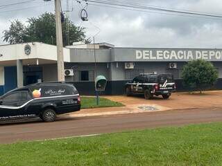 Viatura e carro da funerária em frente à delegacia de Nova Alvorada do Sul, onde caso foi registrado (Foto: Rons Cezar | Alvorada Informa)