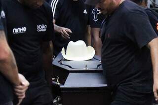 Chapéu do sertanejo durante seu velório em Campo Grande. (Foto: Arquivo/Henrique Kawaminami)