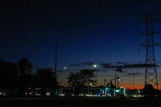 Trecho da Avenida Ministro João Arinos ficou &#34;às escuras&#34; com o pôr do sol. (Foto: Juliano Almeida)