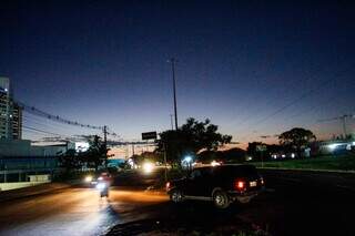 Farol de veículo mantém a visibilidade de quem trafega na pista. (Foto: Juliano Almeida)