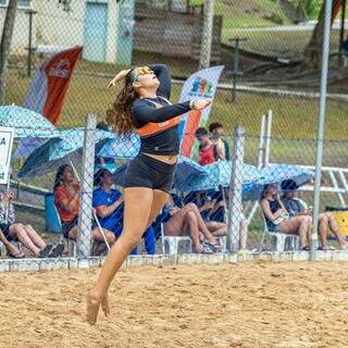 Ana Beatriz Sanches sacando no Campeonato Brasileiro Interclubes Sub-17 (Foto: Acervo Pessoal)