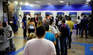 Pessoas aguardando em fila de caixa automático, da Caixa Econômica Federal (Foto: Tomaz Silva/Agência Brasil)