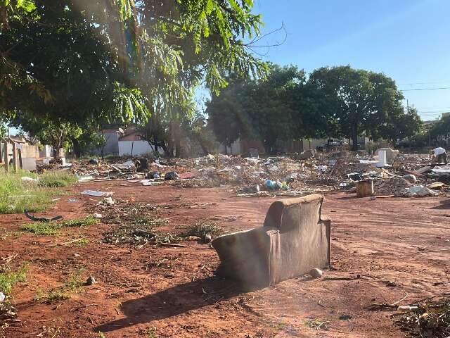 Com promessa de virar pra&ccedil;a, terreno vira &quot;lix&atilde;o&quot; no Aero Rancho