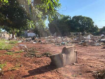 Com promessa de virar praça, terreno termina como "lixão" no Bairro Aero Rancho