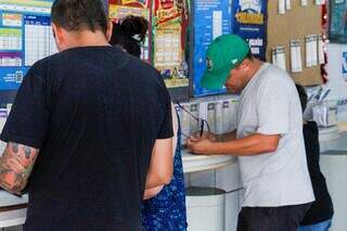 Apostadores preenchendo o bilhete da Mega da Virada (Foto: Juliano Almeida)