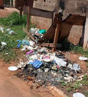 Moradores sofrem com acúmulo de lixo no Jardim Canguru