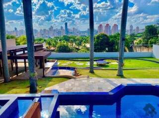 Que tal essa piscina com essa vista? Mansão no Bela Vista pode ser a futura morada do milionário (Foto: Divulgação/Infoimóveis)