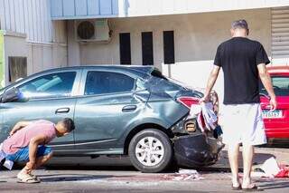 Familiares olhando um dos carros que a vítima colidiu. (Foto: Juliano Almeida)