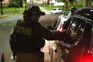 Agente do Detran realizando teste do bafômetro em motorista de carro (Foto: Juliano Almeida)