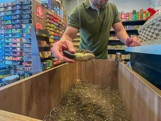 Produto para banho chamado de 7 ervas pode ser encontrado em lojas na Capital (Foto: Marcos Maluf)