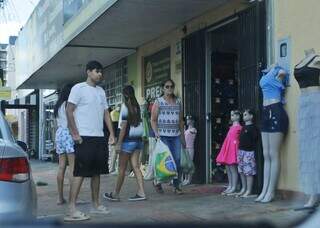 Movimento e compras em comércio do bairro Mata do Jacinto. (Foto: Paulo Francis)