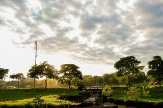 Céu de Campo Grande na manhã deste sábado. (Foto: Juliano Almeida)