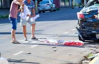 Um dos carros que vítima bateu e familiares no local pegando documentos. (Foto: Juliano Almeida)