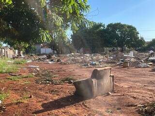 Terreno na tarde deste sábado(28) tem até sofá descartado. (Foto: Direto das Ruas)