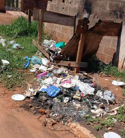 Moradores sofrem com ac&uacute;mulo de lixo no Jardim Canguru