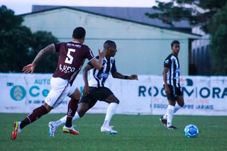 Jogadores do Galo em campo, durante amistoso. (Foto: Rodrigo Moreira/FFMS)