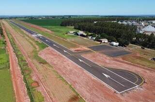 Pista de pouso e decolagem no aeroporto de Naviraí (Foto: João Garrigó)