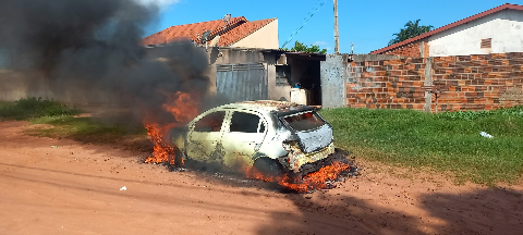 Mulher tem carro incendiado pelo ex-companheiro em tentativa de feminicídio