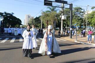 Dom Dimas à frente da procissão do Jubileu em Campo Grande (Foto: Paulo Francis)