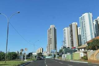 Céu de Campo Grande sem nuvens na manhã deste domingo (Foto: Paulo Francis)