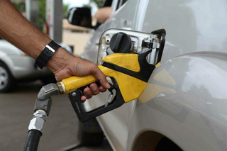 Frentista abastecendo veículo em posto de gasolina. (Foto: Arquivo/Kisie Ainoã)