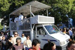 Carro de som durante procissão do Jubileu em Campo Grande (Foto: Paulo Francis)