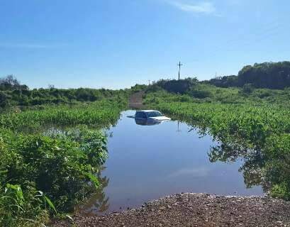 Caminhonete fica submersa ap&oacute;s ponte improvisada ruir em rodovia estadual