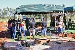 Parte das pessoas que participaram da despedida de Fabrícia nesta manhã (Foto: Paulo Francis)