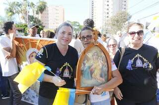 Jucelia Gellem, do Movimento Mãe Peregrina, à esquerda, de preto, com bandeira amarela nas mãos (Foto: Paulo Francis)