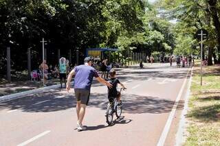 Movimentação numa manhã de domingo na Avenida do Poeta, no Parque dos Poderes (Foto: Paulo Francis)