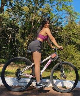 Advogada Daiane Vasconcelos posando para foto em cima da bicicleta, em passeio pelo parque (Foto: Instagram)