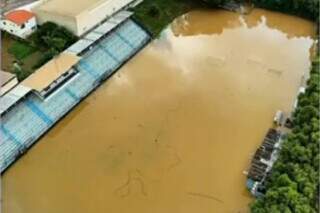 Estádio de futebol José Ferreira Alves, em Tietê, inundado após chuva (Reprodução/TV Globo)