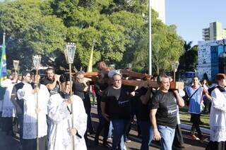 Fiéis durante procissão do Jubileu carregando uma cruz (Foto: Paulo Francis)