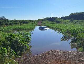 Caminhonete submersa em desvio do Rio Negro (Foto: Reprodução/Redes Sociais)