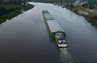 Transporte de carga via hidrovia, no Rio Paraguai, em Corumbá (Foto: Arquivo/Semadesc)