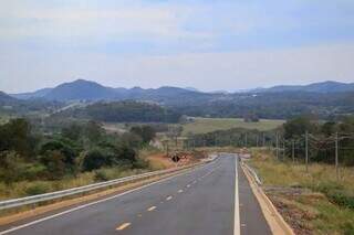 Emoldurada por morros e Cerrado, MS-345 é a rota mais curta para Bonito (Foto: Paulo Francis)