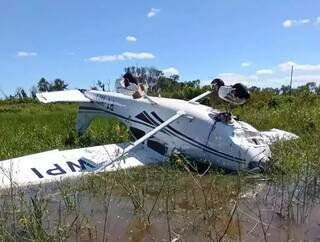 Aeronave capotada em zona rural de Aquidauana (Foto: Divulgação/DOF)