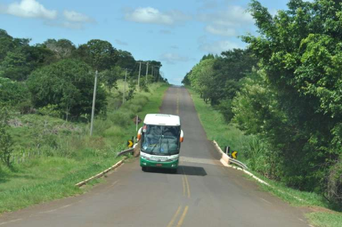 Ônibus sofre pane elétrica e é atingido por caminhão na MS-040