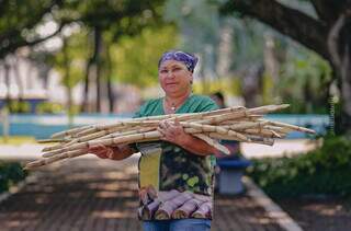 Há 20 anos, Terezinha e sua família adoçam a vida da vizinhança com caldo de cana (Foto: Jefferson Duarte)