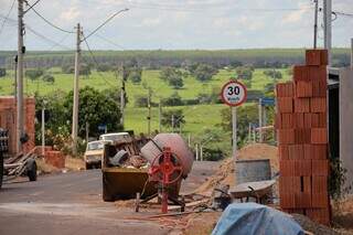 Obras para construção de moradias estão em pleno vapor nas ruas de Inocência (Foto: Divulgação)