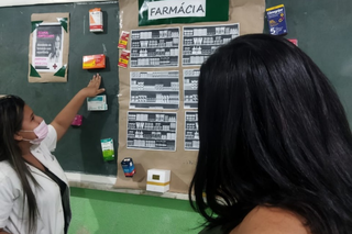 Estudantes da Escola Estadual Maria Helena Albaneze, no município de Corumbá, do curso de Balconista de Farmácia do Programa Nacional de Acesso ao Ensino Técnico e Emprego (Foto: SED/MS)