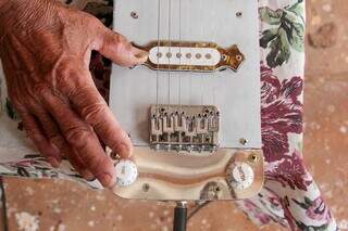 Guitarra havaiana de seu Manuel. (Foto: Juliano Almeida)