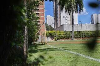 Um dos campos de futebol que faz parte do complexo (Foto: Paulo Francis)