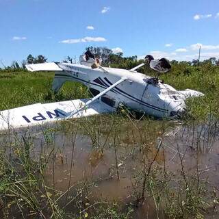 Aeronave capotada em zona rural de Aquidauana (Foto: Divulgação/DOF)