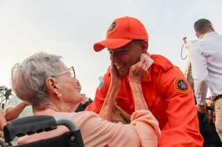 Avó e neto durante formatura do Corpo de Bombeiros Militar. (Foto: Juliano Almeida)