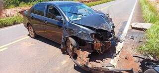 Frente do Toyota Corolla ficou bastante danificada após colisão (Foto: Divulgação/PMR)