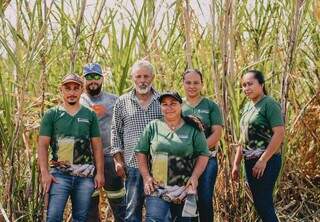 Esposo, filhos, netos e noras contribuem com Terezinha na plantação e colheita da cana (Foto: Jefferson Duarte)